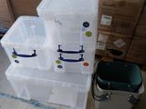de nombreux récipients en plastique empilés les uns sur les autres par terre