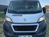une camionnette blanche garée sur le bord de la route