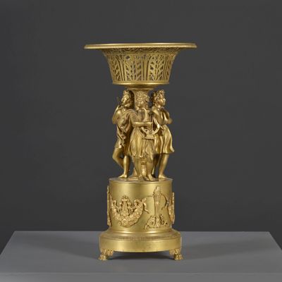 une image représentant un vase en or orné d'un homme et d'une femme