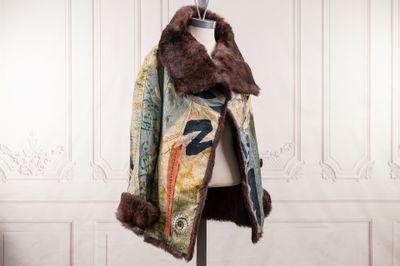 une image d'un manteau sur un support de mannequin