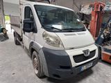 un camion blanc garé dans un garage