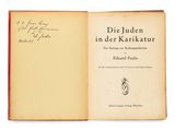 un livre ouvert avec l'image d'un oiseau dessus