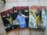 trois magazines représentant des footballeurs assis sur un sol carrelé