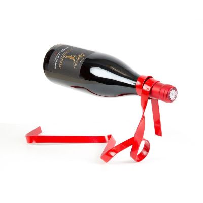 une bouteille de vin entourée d'un ruban rouge