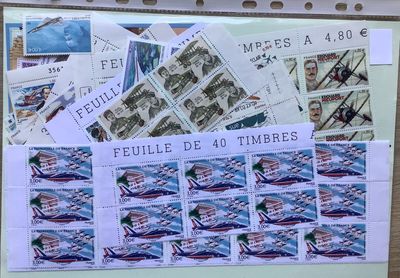 tout un tas de timbres affichés sur un tableau d'affichage