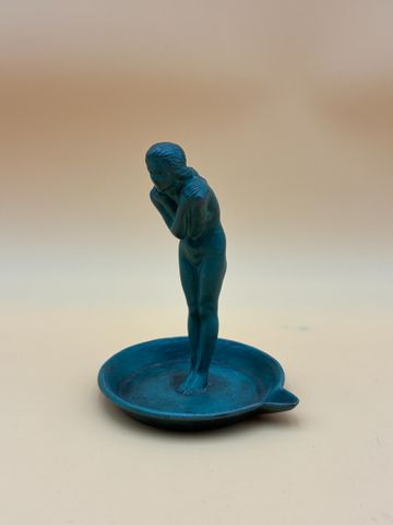 Max LE VERRIER (1891-1973) « La Frileuse ». Cendrier pouvant form