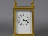 une image représentant une horloge dorée dont le cadran est orné de chiffres romains