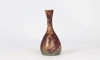une image représentant un vase marron et vert posé sur une surface blanche
