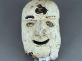 une image représentant un masque sur lequel est peint un visage