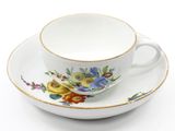 une tasse et une soucoupe ornées d'un motif floral