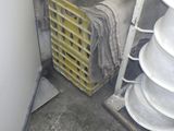 une pile d'assiettes posée sur une étagère dans une pièce
