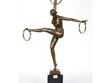 une statue en bronze représentant une femme coiffée d'un cerceau