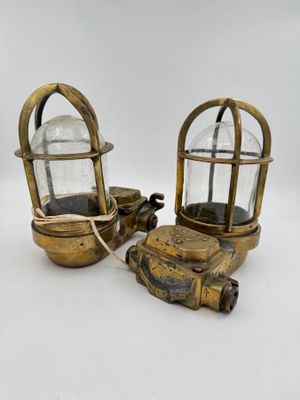 une paire de lanternes anciennes en laiton et en verre sur fond blanc