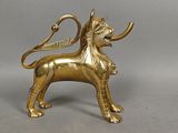 figurine en laiton représentant un lion avec des cornes et une queue