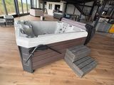 un jacuzzi au milieu d'une grande pièce