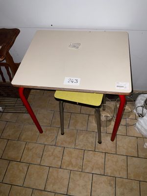 une petite table et deux chaises dans un coin de la pièce