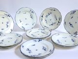 six assiettes ornées de motifs bleus et blancs