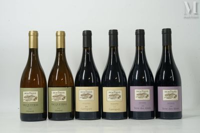 six bouteilles de vin sont alignées sur une table