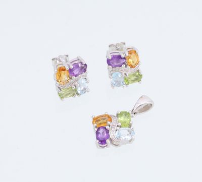 un ensemble de trois pierres précieuses multicolores sur fond blanc