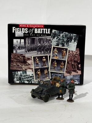 Les jouets sont exposés devant une boîte noire ornée d'images de soldats