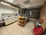 une cuisine avec un mur en briques, une table et des chaises