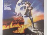 L'affiche du film « Retour vers le futur » est accrochée au mur.