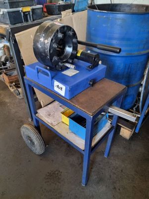 une machine posée sur un chariot dans un entrepôt