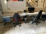 un bureau avec une chaise et un ordinateur dessus