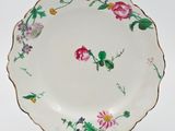 une assiette blanche avec un motif floral