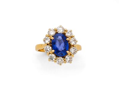 une bague à grappes de saphirs et de diamants