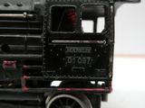 un petit train posé sur une table