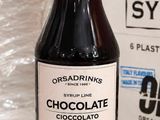 une bouteille de sirop au chocolat à côté d'une boîte de chocolats