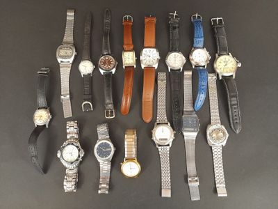 un grand nombre de montres posées sur une table