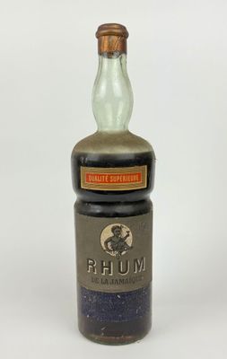une image représentant une bouteille de rhum sur fond blanc