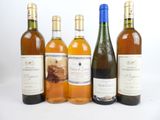 plusieurs bouteilles de vin sont alignées sur une surface blanche