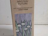 une image représentant une boîte ornée d'un motif de fleurs violettes