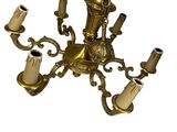 une image représentant un lustre à cinq bougies sur fond blanc