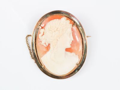 Broche en or, centrée d'un camée coquillage à profil féminin…