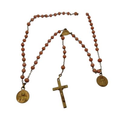 un gros plan d'un chapelet orné d'une croix