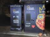 deux distributeurs automatiques proposant des pizzas, installés au bord de la route