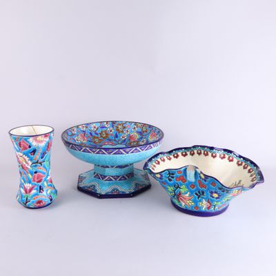 trois bols et un vase posés sur une table blanche
