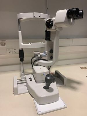 un gros plan d'un microscope posé sur une table