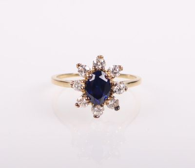 bague en saphir bleu et diamant sur fond blanc