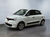 la petite voiture blanche est garée dans une grande pièce