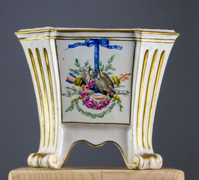 SAINT CLEMENT. Caisse à oignons en faïence à décor polychrom…