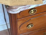 une commode en bois avec un plateau en marbre et des poignées en laiton