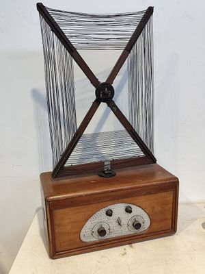 une petite radio posée sur une table à côté d'une bougie