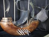 une maquette en bois d'un bateau exposée dans une vitrine