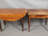 une paire de tables anciennes à abattants, avec des pieds tournés