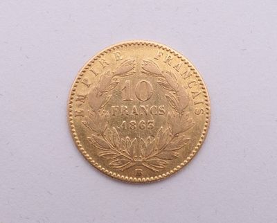 une image d'une pièce d'or sur une surface blanche